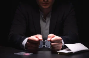 Manos esposadas sobre una mesa de interrogatorio