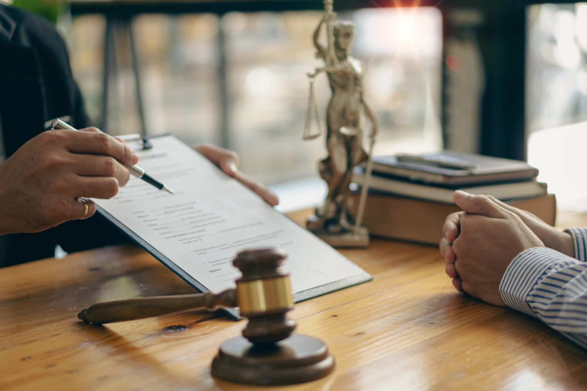 Abogado especializado en lesiones personales explicando un caso a su cliente.