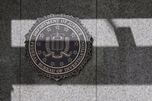Primer plano del escudo del FBI en un edificio federal