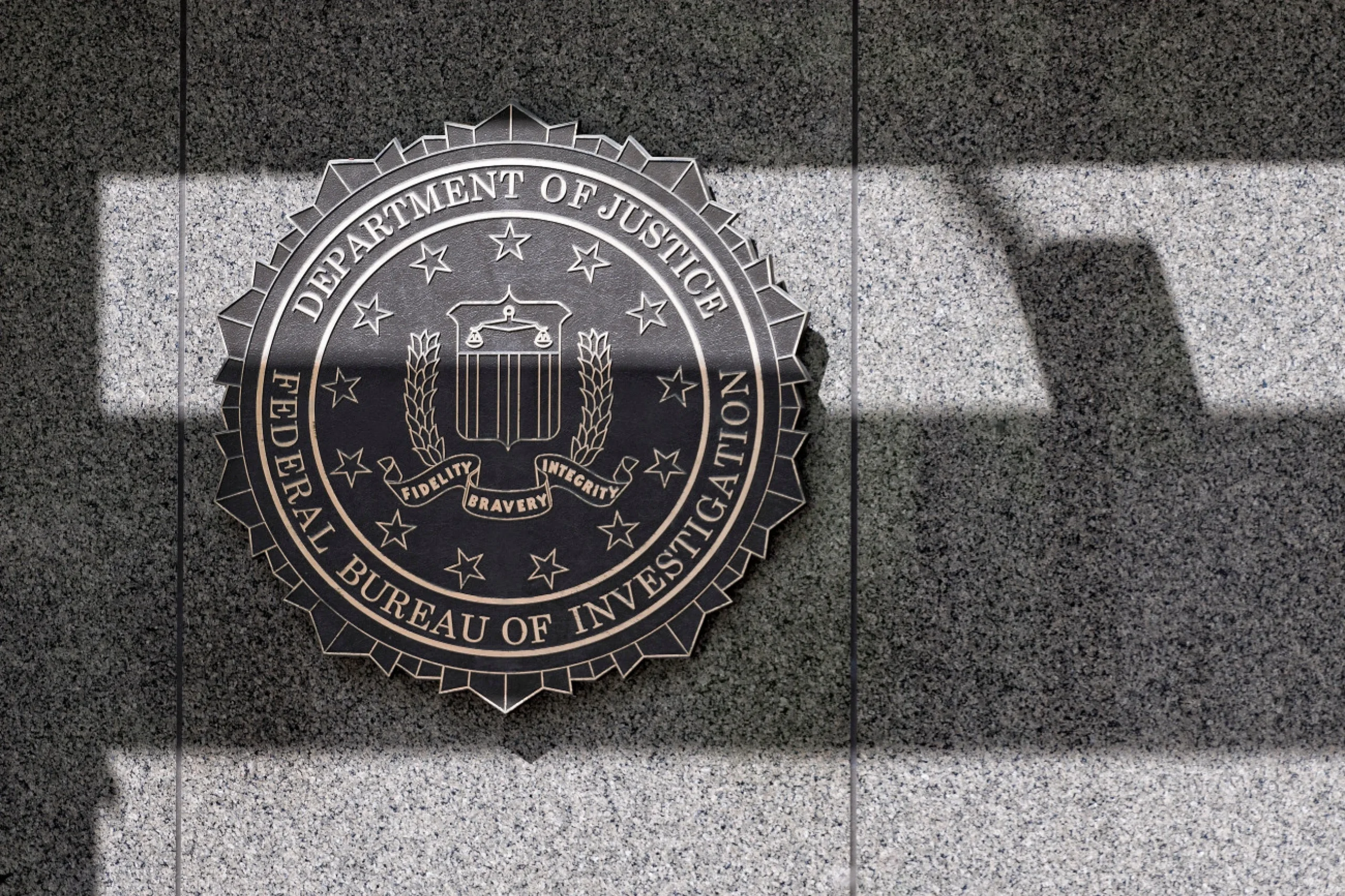 Primer plano del escudo del FBI en un edificio federal