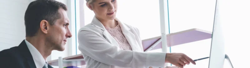 Un abogado consultando con un científico forense.