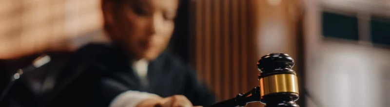 Una jueza dictando sentencia con su mazo.