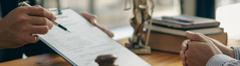 Abogado especializado en lesiones personales explicando un caso a su cliente.