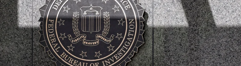 Primer plano del escudo del FBI en un edificio federal