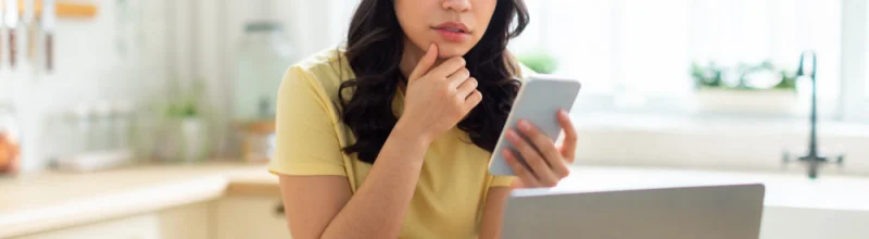 Una joven hablando por teléfono con un perito de seguros