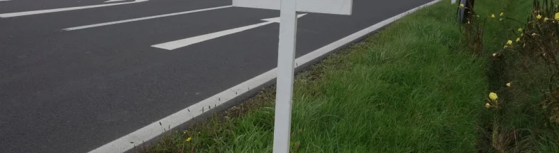 Una cruz blanca al borde de la carretera en memoria de un accidente mortal