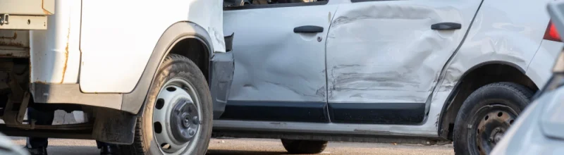 un vehículo involucrado en un accidente con un camión comercial